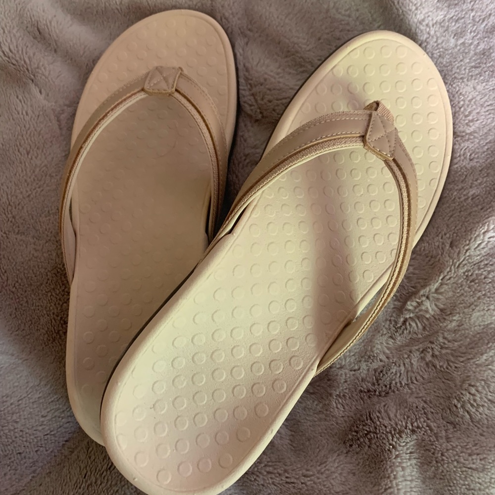 Vionic flip flops